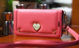 Gli accessori fashion per il tuo smartphone le custodie rosa